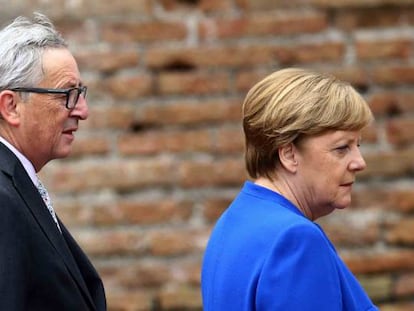 El presidente francés, Emmanuel Macron, junto al presidente del Parlamento Europeo, Jean-Claude Juncker, y la canciller alemana Angela Merkel.