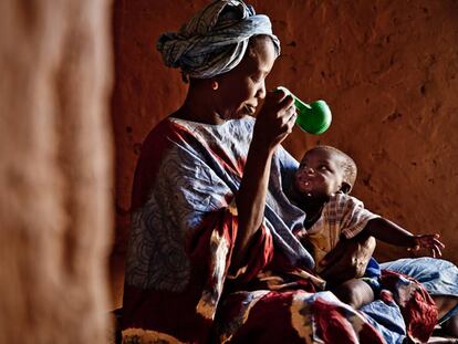  Houley Abdoulaye B&aacute; alimentando su hijo con coucous y leche en la comunidad de Diawoud, Mauritania.