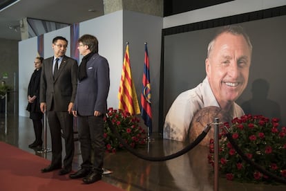 El President de la Generalitat, Carles Puigdemont, junto al presidente del Barcelona, Bartomeu.