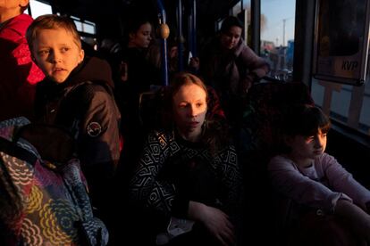 Un grupo de niños llegan a la frontera polaca en Medyka. ACNUR, la agencia para los refugiados de la ONU, ha elevado este jueves a casi 3,7 millones el número de refugiados ucranios que han huido del país por la invasión rusa, que comenzó el 24 de febrero.