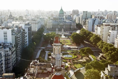 Vista de la plaza del Congreso desde el edificio Palacio Barolo, en Buenos Aires. 