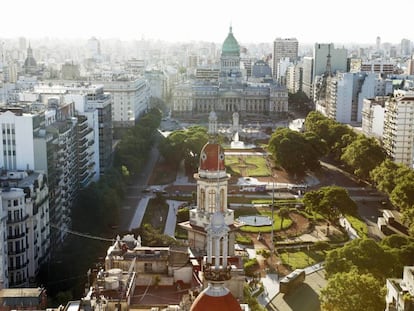 Vista de la plaza del Congreso desde el edificio Palacio Barolo, en Buenos Aires. 