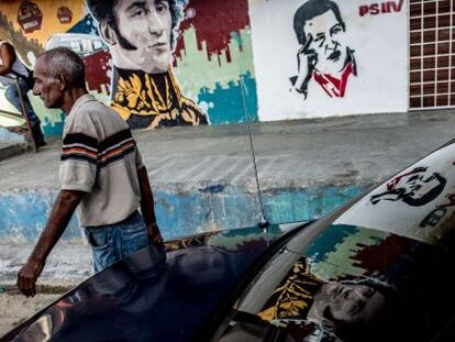 Un hombre camina por el barrio de Petare de Caracas, el 4 de noviembre