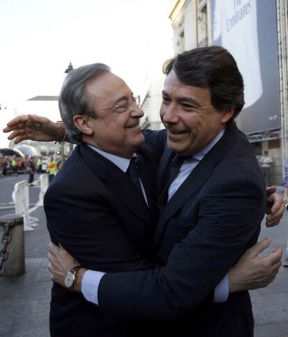 El presidente del Real Madrid, Florentino P&eacute;rez (i), y el de la Comunidad de Madrid, Ignacio Gonz&aacute;lez, se despiden con un abrazo tras la visita de los jugadores del Real Madrid a la sede de la Comunidad en la Puerta del Sol. 