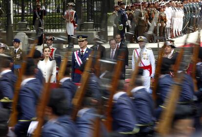 Los Reyes, durante el desfile del Día de las Fuerzas Armadas de 2016, en Madrid.