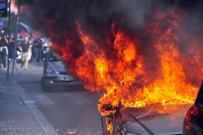 Manifestantes y policías italianos, entre una nube de humo en el centro de Roma