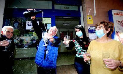 Agraciados y lotera celebran el cuarto premio en la administración 25 de Elche (Alicante).