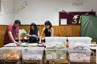 Chilenos acuden a las urnas durante las elecciones municipales de 2024.