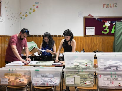 Chilenos acuden a las urnas durante las elecciones municipales de 2024.