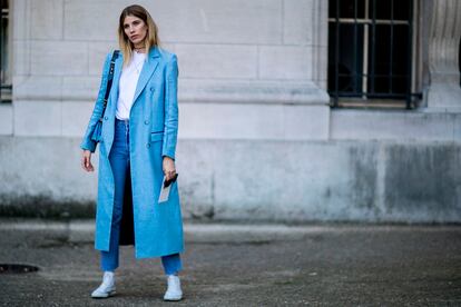 Vaqueros, camiseta básica y zapatillas; el look perfecto para viajar cómoda.