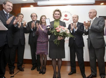 Isabel Cepeda, esposa del profesor Jesús Neira Rodríguez, junto a la ministra de Igualdad, Bibiana Aído, y el presidente del Senado, Javier Rojo, tras recoger la medalla de oro en el centro madrileño.