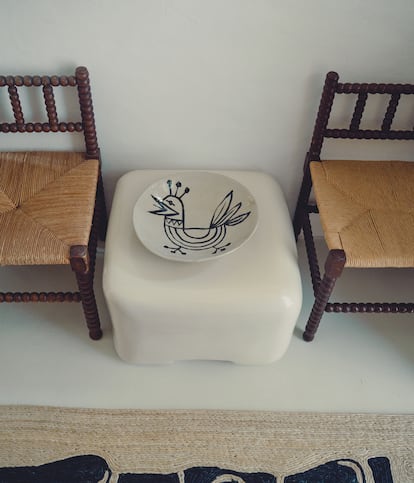 En la galería, mesa de Toogood, cerámica y alfombra de Karel Balas y sillas antiguas.