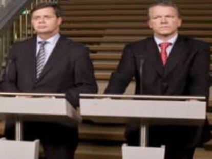 De izda. a dcha.: el gobernador del Banco Central de Holanda, Nout Wellink, el primer ministro holandés, Jan Peter Balkenende, y el ministro holandés de Finanzas, Wouter Bos, en una rueda de prensa en La Haya.