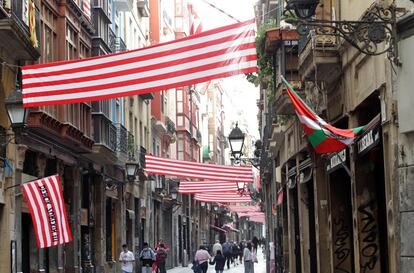 La calle Somera del casco antiguo de Bilbao, este viernes. El Athletic Club disputará este sábado su 38ª final de la Copa del Rey.