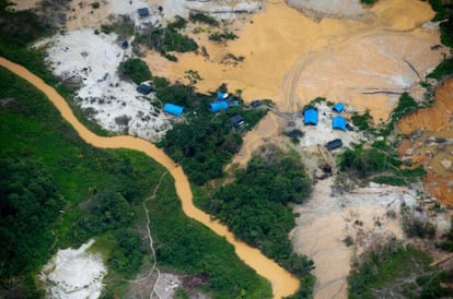 Mineradores ilegais assolam a Terra Indígena Yanomami. Atualmente, cerca de 20 mil garimpeiros operam ilegalmente no território.