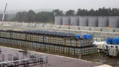 Imagen tomada el 12 de junio de 2013 que muestra los tanques de almacenaje de agua radioactiva de la central nuclear de Fukushima.