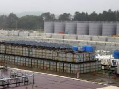 Imagen tomada el 12 de junio de 2013 que muestra los tanques de almacenaje de agua radioactiva de la central nuclear de Fukushima.
