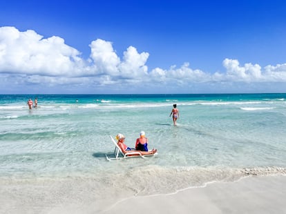 Playa Varadero (Varadero, Cuba). Tiene todo lo que se espera de una playa ideal: arena dorada, aguas turquesas y puestas de sol impresionantes. Además escala cuatro posiciones en la lista. Aquí hay mucho por hacer: subir a un catamarán, pescar, jugar un partido de vóley, caminar por la orilla, nadar... O, si se prefiere, también es perfecta para relajarse y disfrutar de un hermoso paisaje natural. 