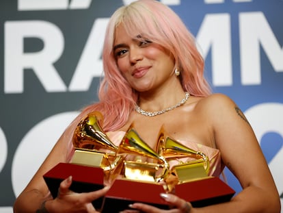 SEVILLA, 16/11/2023.- La cantante colombiana Karol G posa con los tres premios conseguidos, , mejor álbum del año, mejor álbum de música urbana y mejor fusión/interpretación urbana, durante la gala anual de los Latin Grammy celebrada este jueves en Sevilla. EFE/Jose Manuel Vidal
