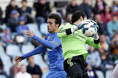 Diego López protege el balón con Pedro León