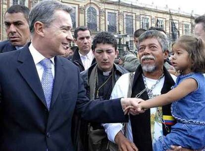 Álvaro Uribe saluda a Gustavo Moncayo y a su familia, ayer en Bogotá.