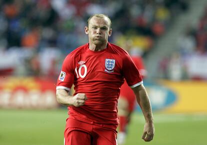 El inglés Wayne Rooney, en una carrera por el balón.