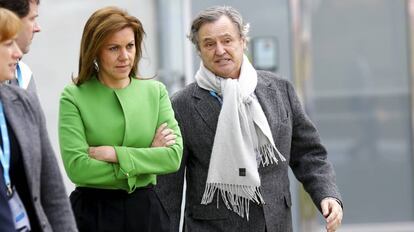 La secretaria general del PP, María Dolores de Cospedal, con su marido, Ignacio López del Hierro.