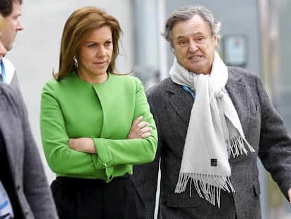 La secretaria general del PP, María Dolores de Cospedal, con su marido, Ignacio López del Hierro.