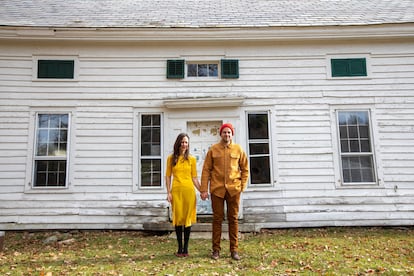 Elizabeth y Ethan Finkelsteinn, creadores de la plataforma Cheap Old Houses, en el viejo caserón de la abuela de ella que ambos reformaron.