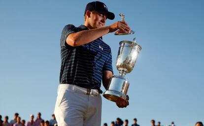 Jordan Spieth investiga la copa de vencedor del 115º Open de Estados Unidos.