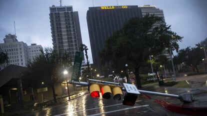 Semáforo cai com a força do vento na cidade de Corpus Christi, no Texas