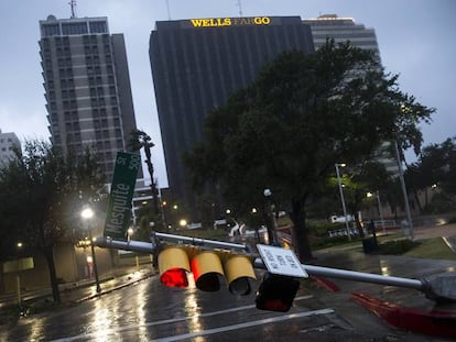 Semáforo cai com a força do vento na cidade de Corpus Christi, no Texas