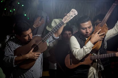 Integrantes de Los Cojolites durante un fandango en Jáltipan.