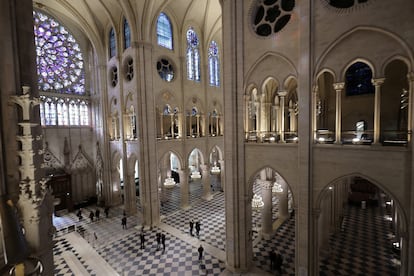 Vista de la nave central de la catedral de Notre Dame, tras su restauración. 