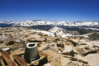 Este baño es uno de los más curiosos del mundo: está situado en la cima del californiano monte Whitney, a más de 4.400 metros sobre el nivel del mar, y permite contemplar un paisaje excepcional, el que se vislumbra desde la cima más elevada de los Estados Unidos continentales.