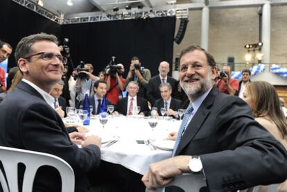 Antonio Basagoiti y Mariano Rajoy, en la comida con dirigentes del PP vasco, ayer en Vitoria.