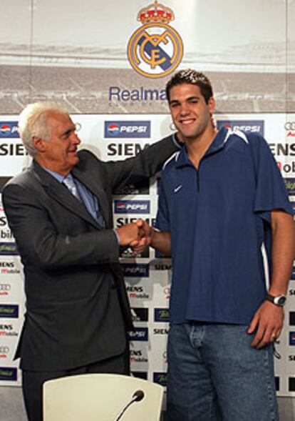 Lolo Sainz saluda a Reyes en la presentación del jugador.