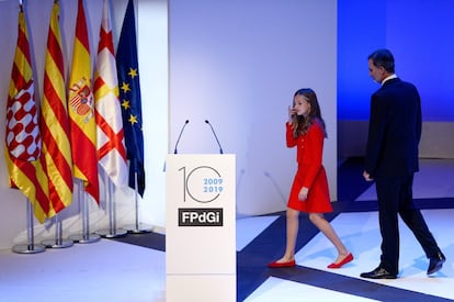 La princesa Leonor en presencia del rey Felipe, interviene en el acto de entrega de los Premios Princesa de Girona, este lunes en el Palacio de Congresos de Barcelona.