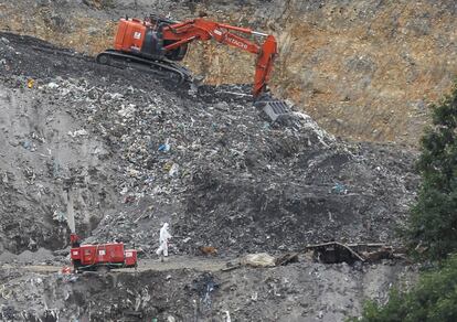 Los equipos de rescate que rastrean el vertedero de Zaldíbar (Vizcaya) han hallado este lunes nuevos restos óseos de un cadáver que podrían pertenecer a uno de los dos trabajadores desaparecidos en el derrumbe de miles de toneladas en febrero.