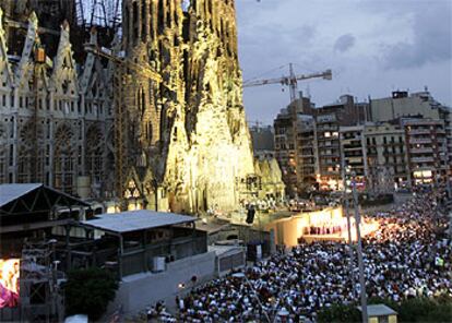 Celebración del concierto <i>Religions del món, músiques de pau</i> frente a la fachada de la  Natividad de la Sagrada Familia.