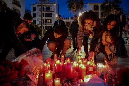 Velas en la plaza de Algeciras en la que murió asesinado un sacristán en un presunto ataque yihadista, el jueves.