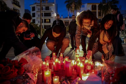 Velas en la plaza de Algeciras en la que murió asesinado un sacristán en un presunto ataque yihadista, el jueves.