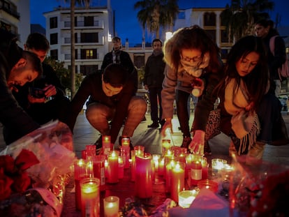 Varios vecinos de Algeciras depositan velas este jueves en repulsa por el asesinato del sacristán, David Valencia, el día anterior.