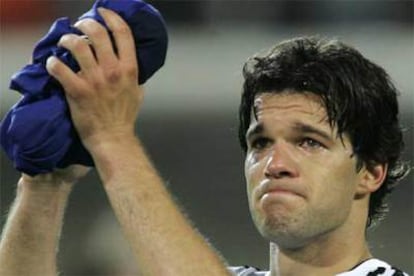 Ballack se despide del público tras la derrota ante Italia.