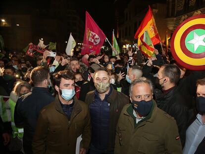 El candidato de Vox en Castilla y León, Juan García-Gallardo (izquierda), con Santiago Abascal y el presidente del partido en León, Carlos Pollán.