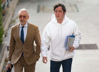 Francisco Nicolás Gómez Iglesias, conocido como El Pequeño Nicolás, acompañado de su abogado, a su llegada a un juicio en la Audiencia Provincial de Madrid, el 7 de noviembre.