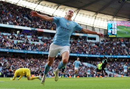 Erling Haaland celebra su segundo gol, el tercero del Manchester City al Leicester (3-1).