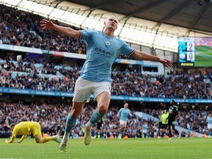 Erling Haaland celebra su segundo gol, el tercero del Manchester City al Leicester (3-1).