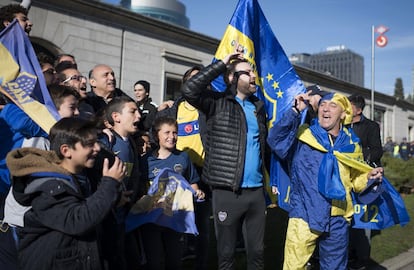 Aficionados de Boca Juniors en la 'fan zone' junto a Nuevos Ministerios horas antes del comienzo de la final de la Copa Libertadores.