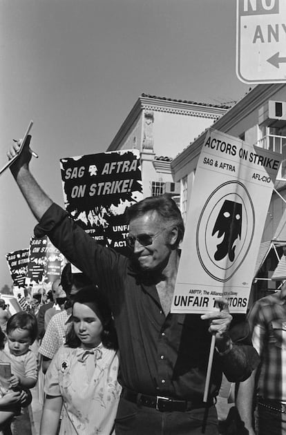 Actor Charlton Heston protests outside Paramount Studios during a 1980 actors' union strike.